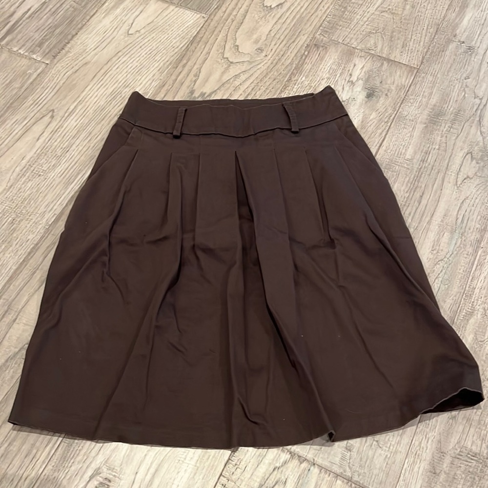 knee length brown skirt